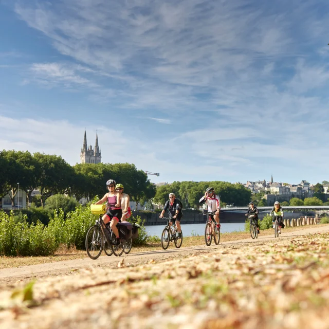 Famille passant sur le bord de Maine, vue au ras du sol avec premier plan sur les pavés