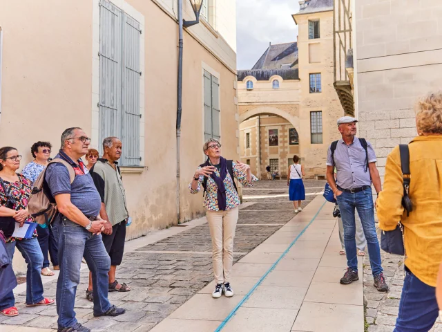 Guided tour with a group of people