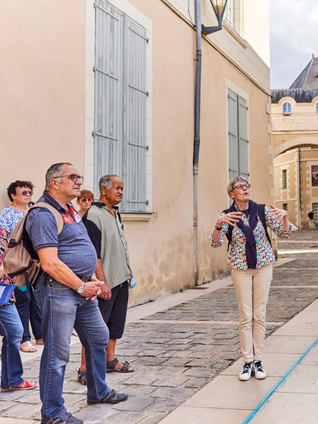 Guided tour with a group of people