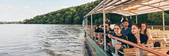 Plusieurs personnes à bord d'un bateau de croisière promenade