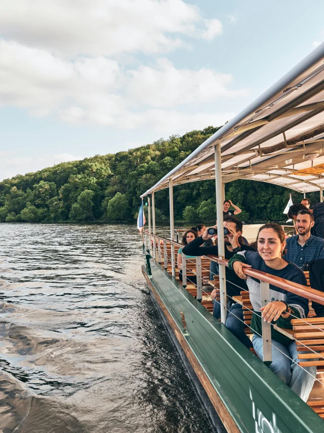 Plusieurs personnes à bord d'un bateau de croisière promenade