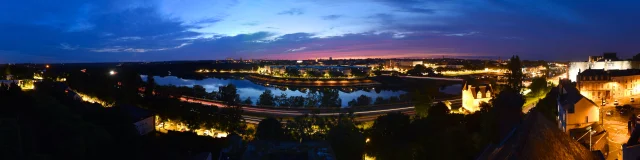 Panoramique sur le quartier de la Doutre à la nuit tombée