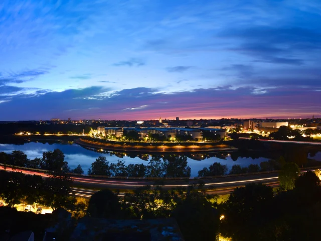 Panoramique sur le quartier de la Doutre à la nuit tombée