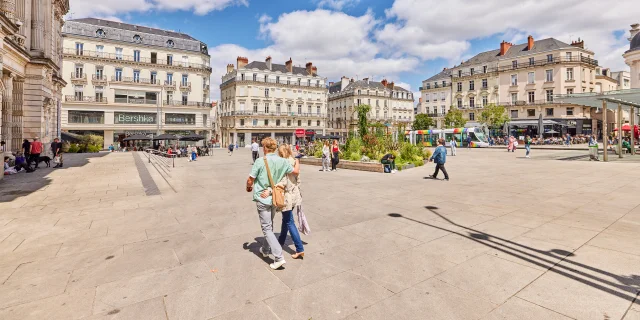 Personnes marchant sur la place du Ralliement