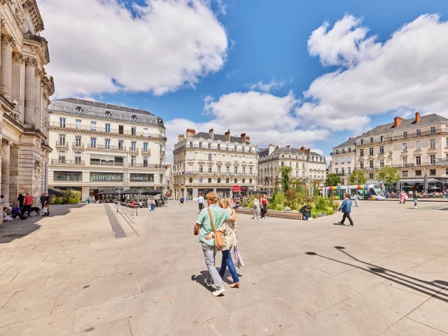 Personnes marchant sur la place du Ralliement