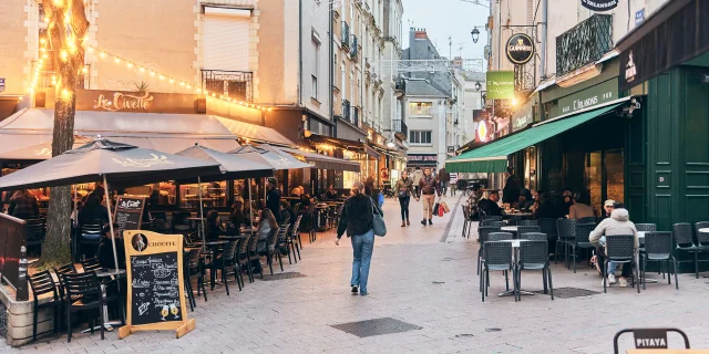 Plan large d'une rue du centre-ville en hiver