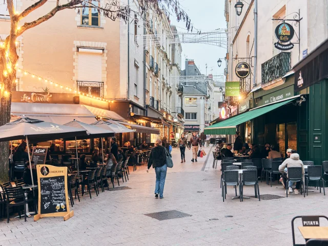 Plan large d'une rue du centre-ville en hiver