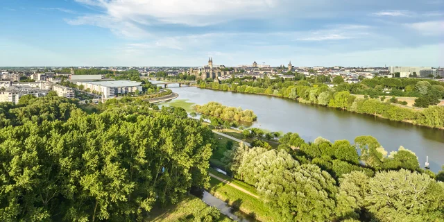 Vue aérienne sur Angers et la Maine depuis le Parc Balzac