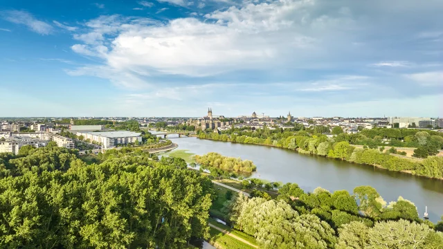 Vue aérienne sur Angers et la Maine depuis le Parc Balzac