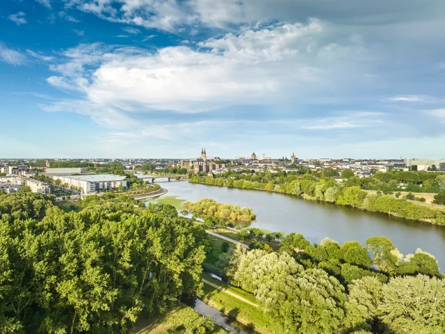 Vue aérienne sur Angers et la Maine depuis le Parc Balzac