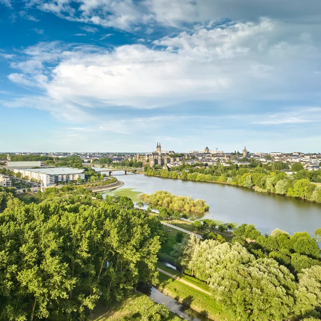 Vue aérienne sur Angers et la Maine depuis le Parc Balzac