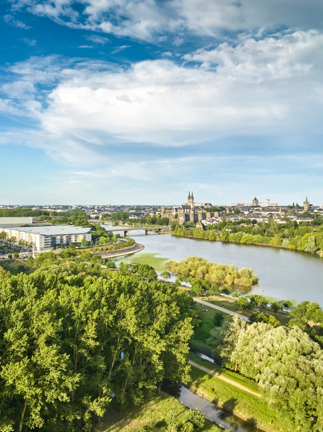 Vue aérienne sur Angers et la Maine depuis le Parc Balzac