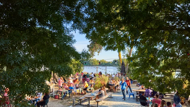 vue sur la guinguette de Port Thibault avec des personnes sur la terrasses, la Loire en arrière-plan