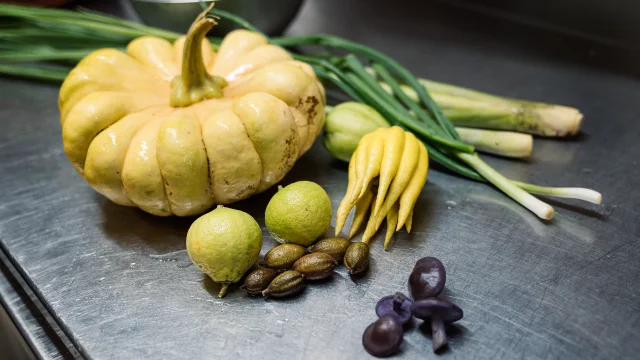 Plan moyen sur des légumes posés sur le plan d'une cuisine de restaurant