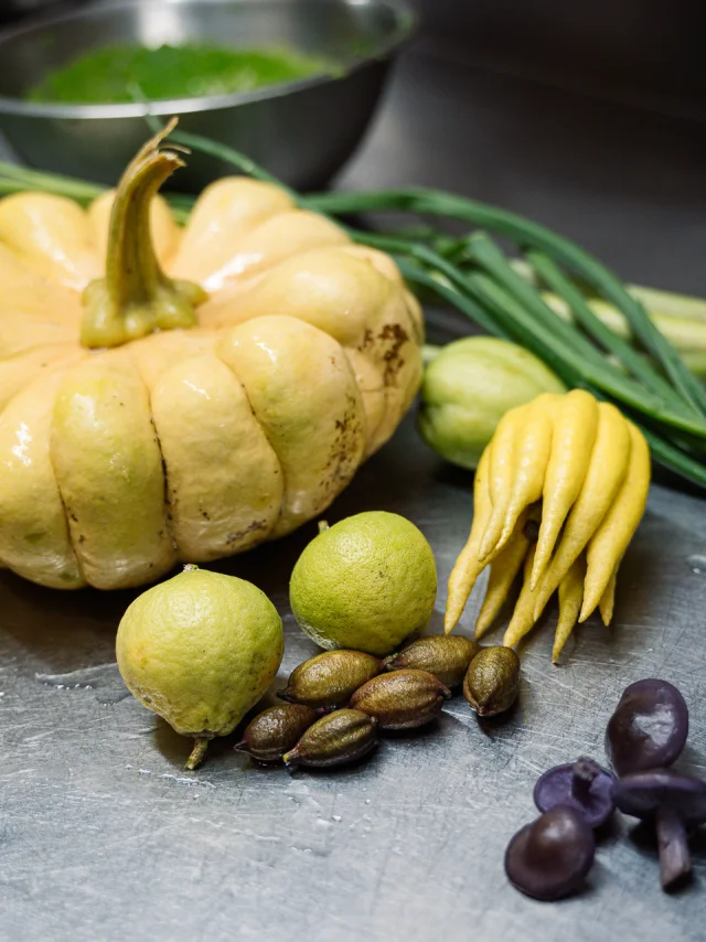 Plan moyen sur des légumes posés sur le plan d'une cuisine de restaurant