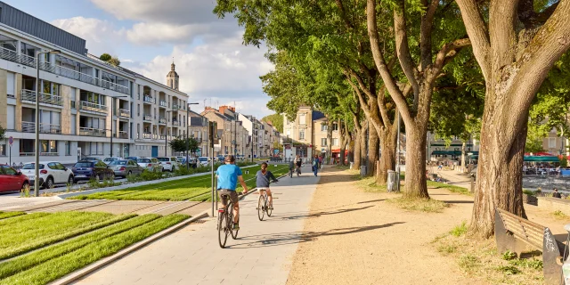 2 vélos passant le long de la ligne de tram