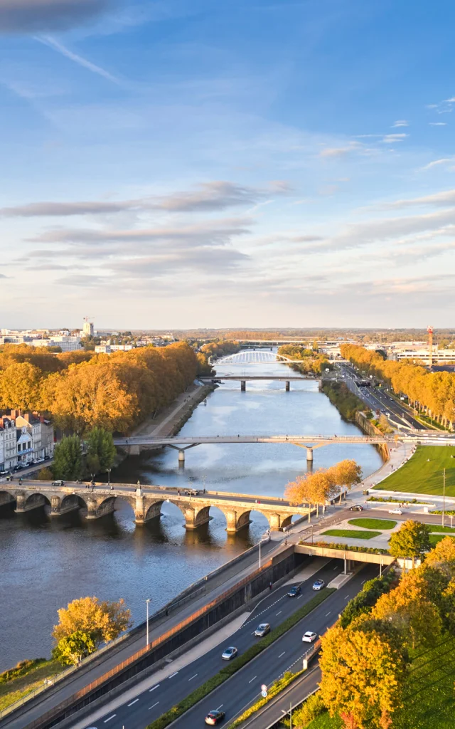 Vue aérienne sur Angers, au-dessus de la Maine, à l'automne