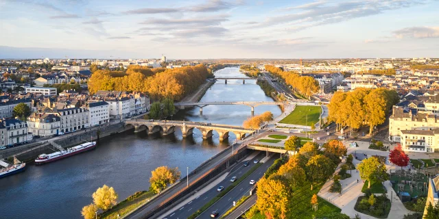 Vue aérienne sur Angers, au-dessus de la Maine, à l'automne