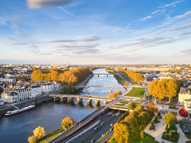 Vue aérienne sur Angers, au-dessus de la Maine, à l'automne