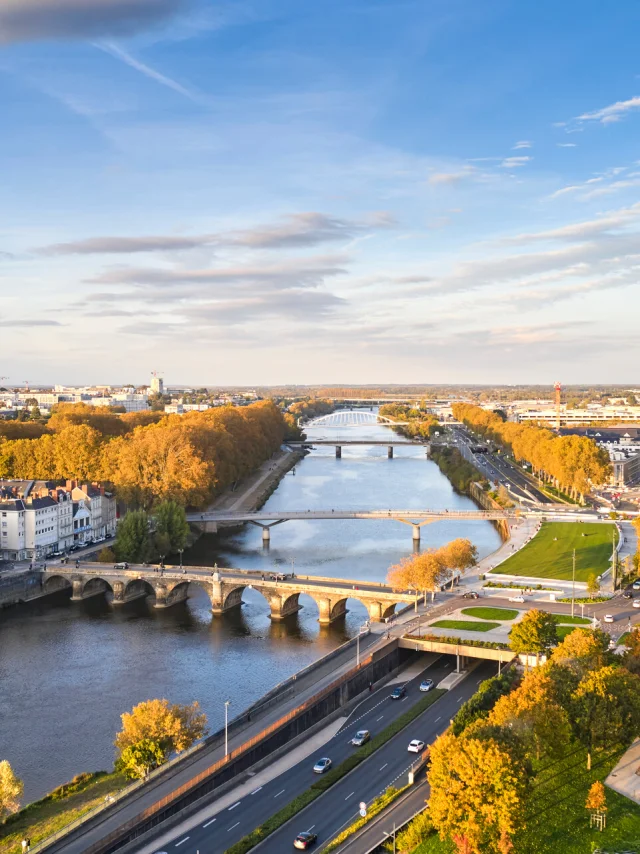 Vue aérienne sur Angers, au-dessus de la Maine, à l'automne