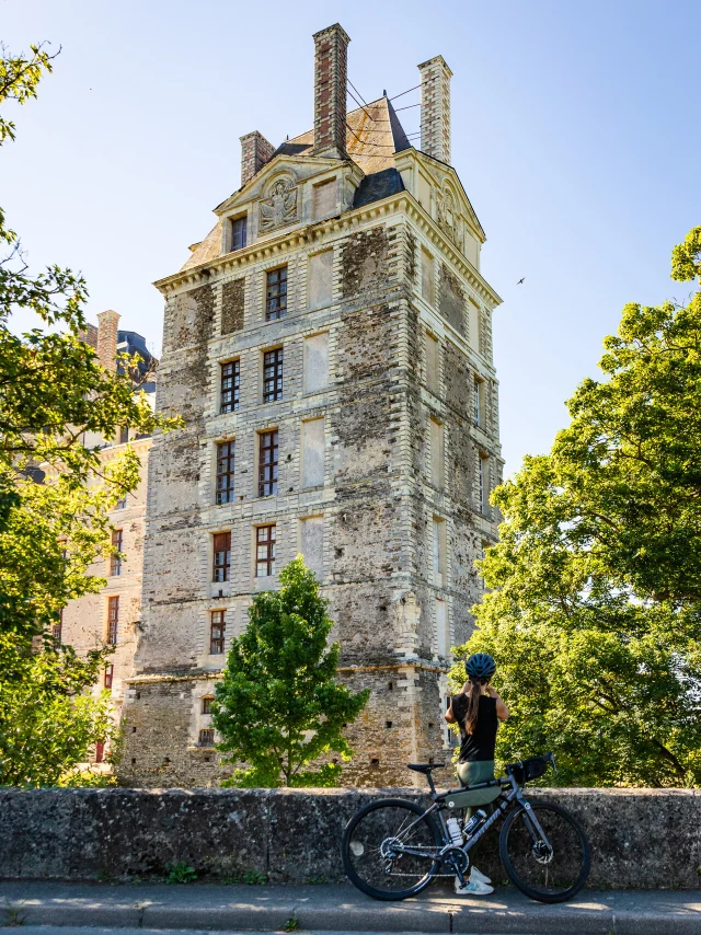 Une jeune femme devant le Château de Brissac