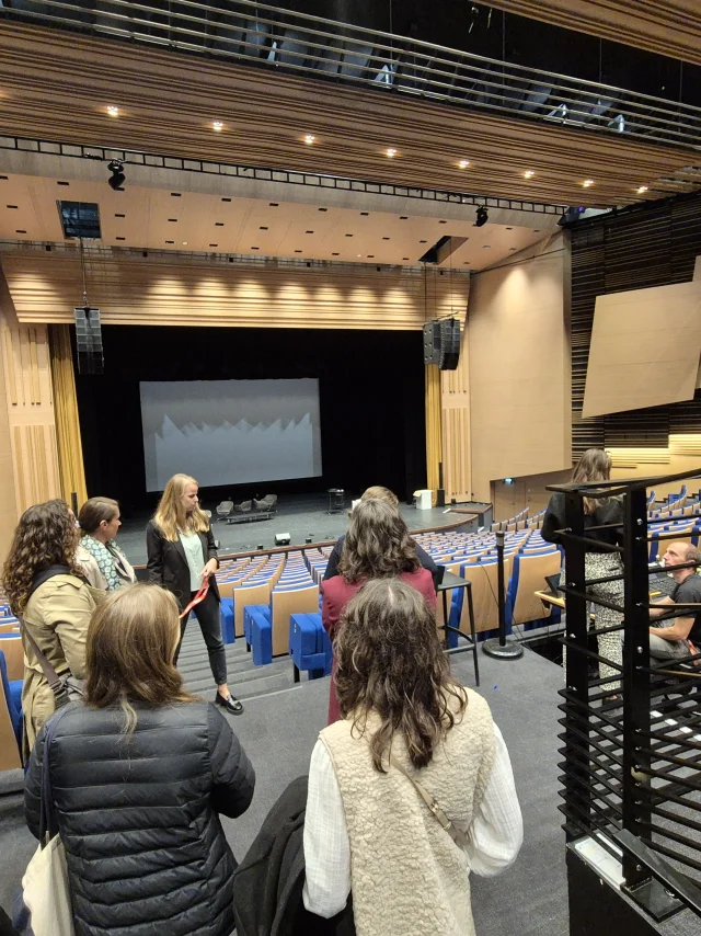 Visite du centre de congrès par quelques salariés