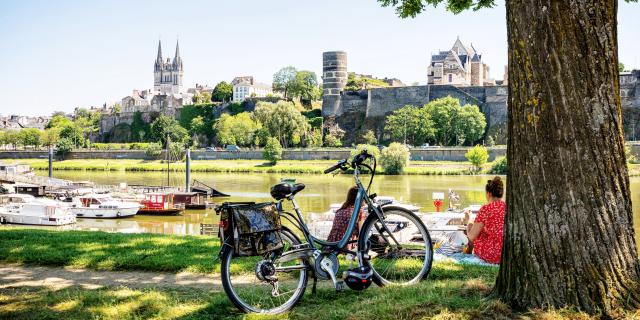 Cale de la Savatte avec vue sur le Château d'Angers