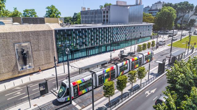 Vue aérienne du Centre de congrès et du tramway d'Angers