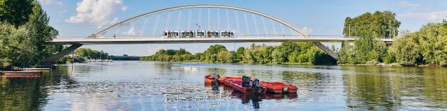 Tram passant sur le pont Confluences