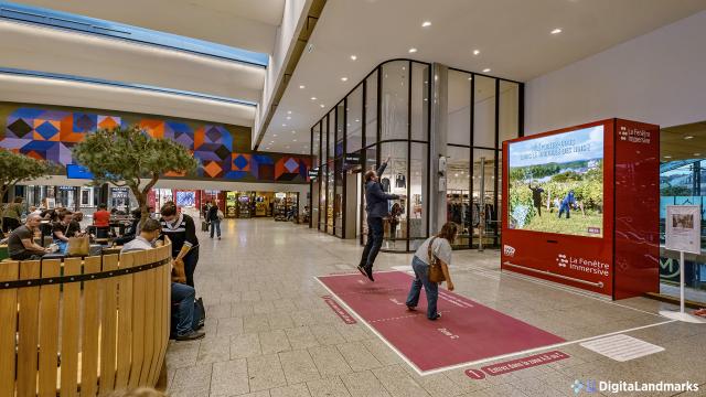 La fenêtre immersive dans le hall de la gare Paris Montparnasse