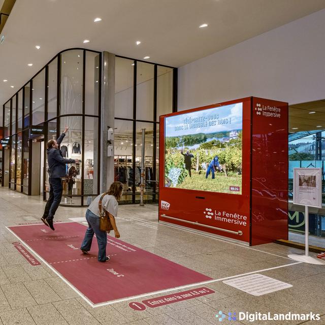 La fenêtre immersive dans le hall de la gare Paris Montparnasse