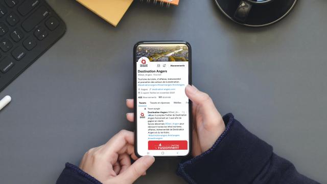 Mockup présentant un mobile connecté au nouveau compte Twitter de Destination Angers