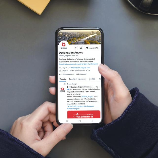 Mockup présentant un mobile connecté au nouveau compte Twitter de Destination Angers