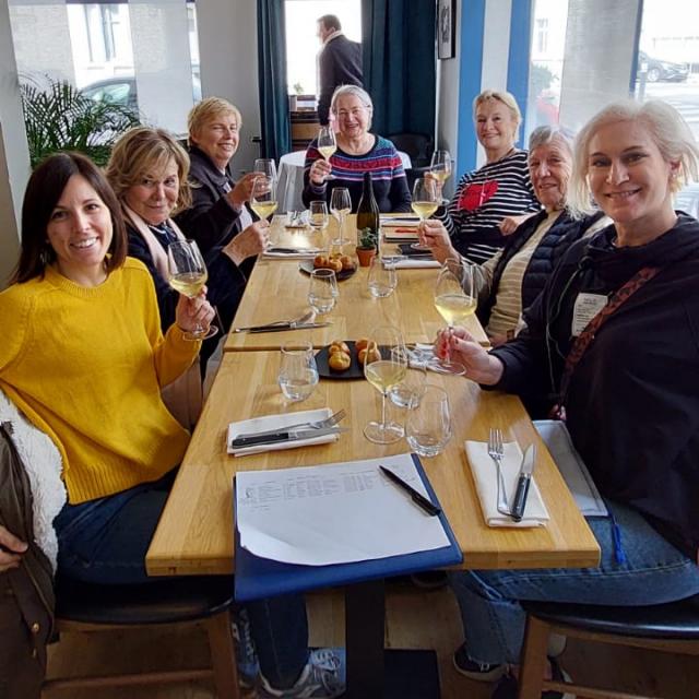 Groupe de personnes à la table d'un restaurant