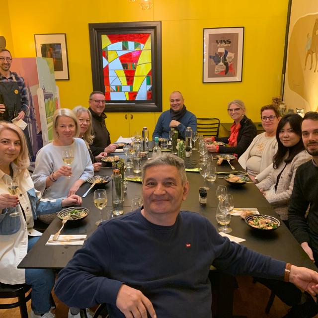 Groupe de personnes à la table d'un restaurant d'Angers