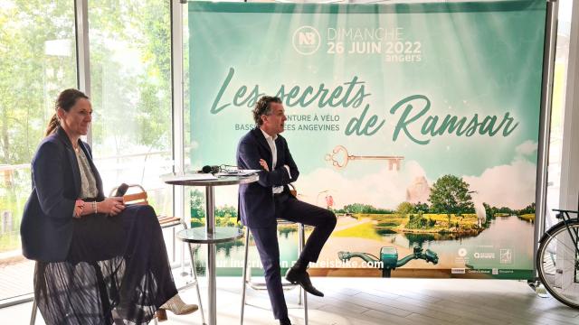 Christophe Béchu et Mathilde Favre d'Anne durant la conférence de presse