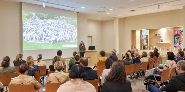 Mathilde Favre d'Anne au micro devant les participants de la rencontre du Club Tourisme Affaires Événementiel