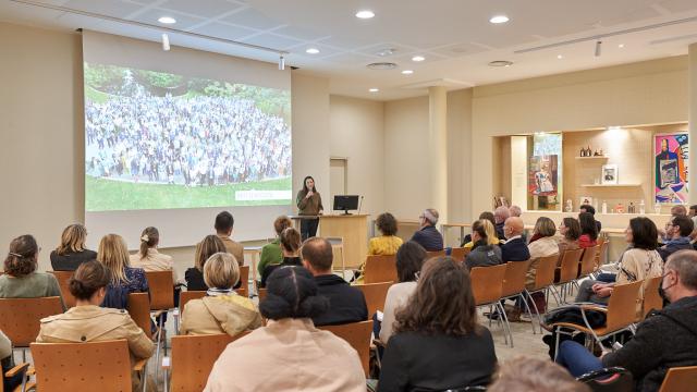 Mathilde Favre d'Anne au micro devant les participants de la rencontre du Club Tourisme Affaires Événementiel