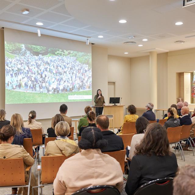 Mathilde Favre d'Anne au micro devant les participants de la rencontre du Club Tourisme Affaires Événementiel