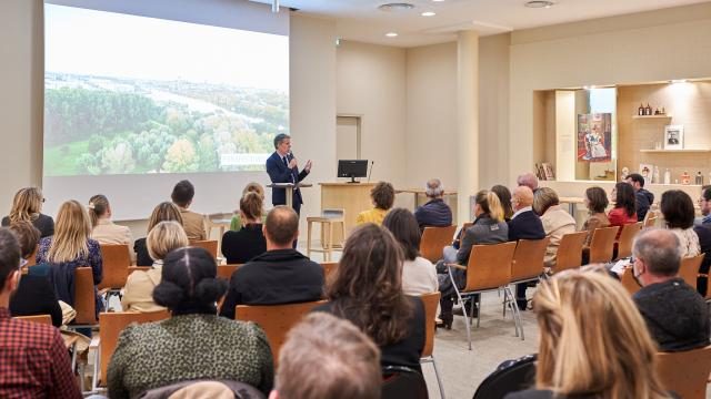 Thierry Gintrand au micro devant les participants de la rencontre du Club Tourisme Affaires Événementiel