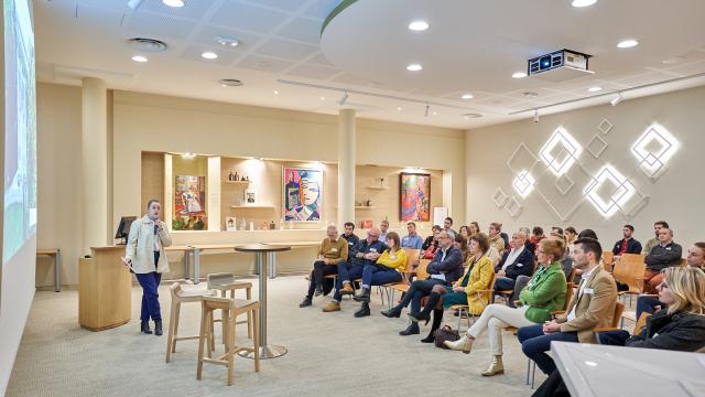 Assemblée de personnes assises durant la réunion du Club Tourisme Affaires Évènementiel