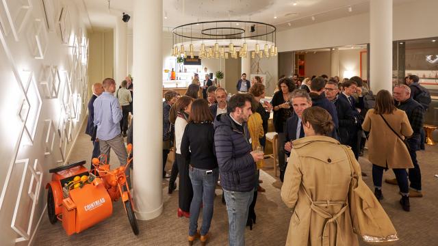 Participants durant le cocktail de la Mathilde Favre d'Anne au micro devant les participants de la rencontre du Club Tourisme Affaires Événementiel