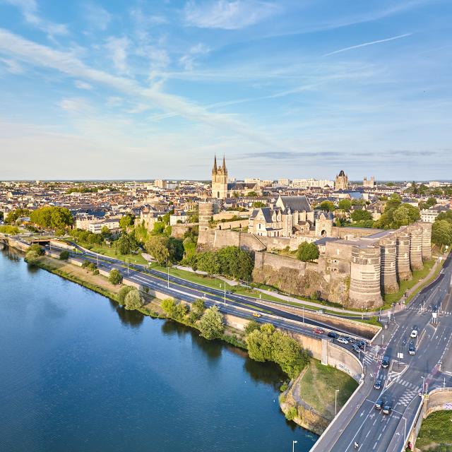 Vue aérienne drone de l'entrée de ville, face au château d'Angers.