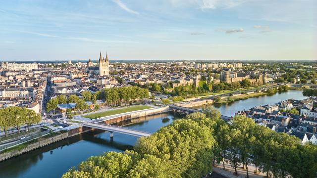 Vue drone d'Angers sur la Maine et la ville avec la cathédrale