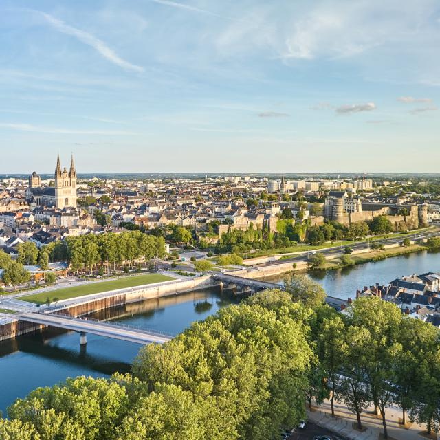 Vue drone d'Angers sur la Maine et la ville avec la cathédrale