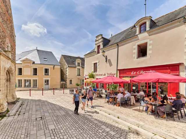 Plan large du restaurant face à l'église