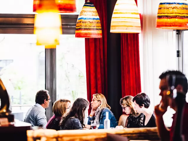 Intérieur d'un restaurant avec de grandes baies vitrées lumineuses