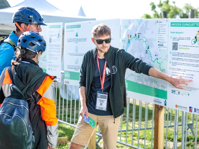 Homme montrant la carte du parcours