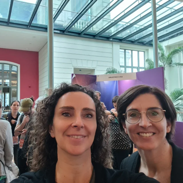 Selfie de deux femmes devant un stand dans le palais des congrès de Pau