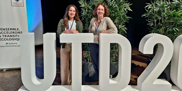 2 femmes posent devant le logo UTD